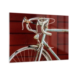 Obraz na skle - Starý cestný bicykel zo 70. rokov 20. storočia oproti červenej drevenej stene - 70x50cm - Stvorený pre víťazstvo - Moderná nástenná dekorácia do obývacej izby a spálne ARTTOR
