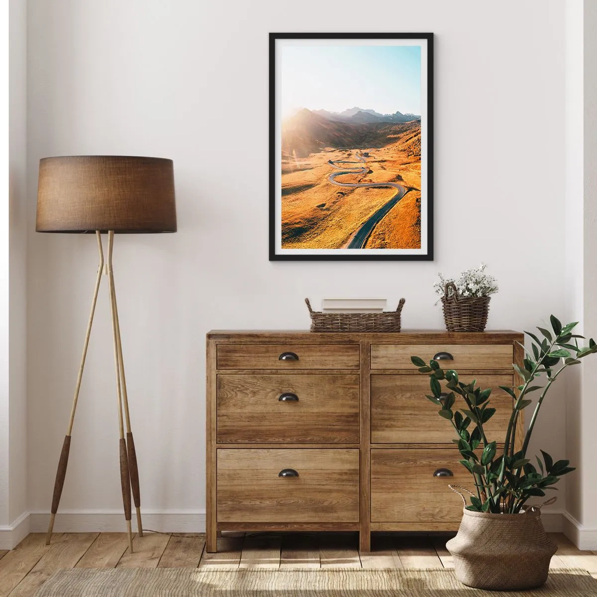 Plagát v čiernom ráme - Kľukatá cesta cez zlaté polia osvetlené slnkom - 50x70cm - V zlatom údolí - Moderná nástenná dekorácia do obývacej izby a spálne ARTTOR