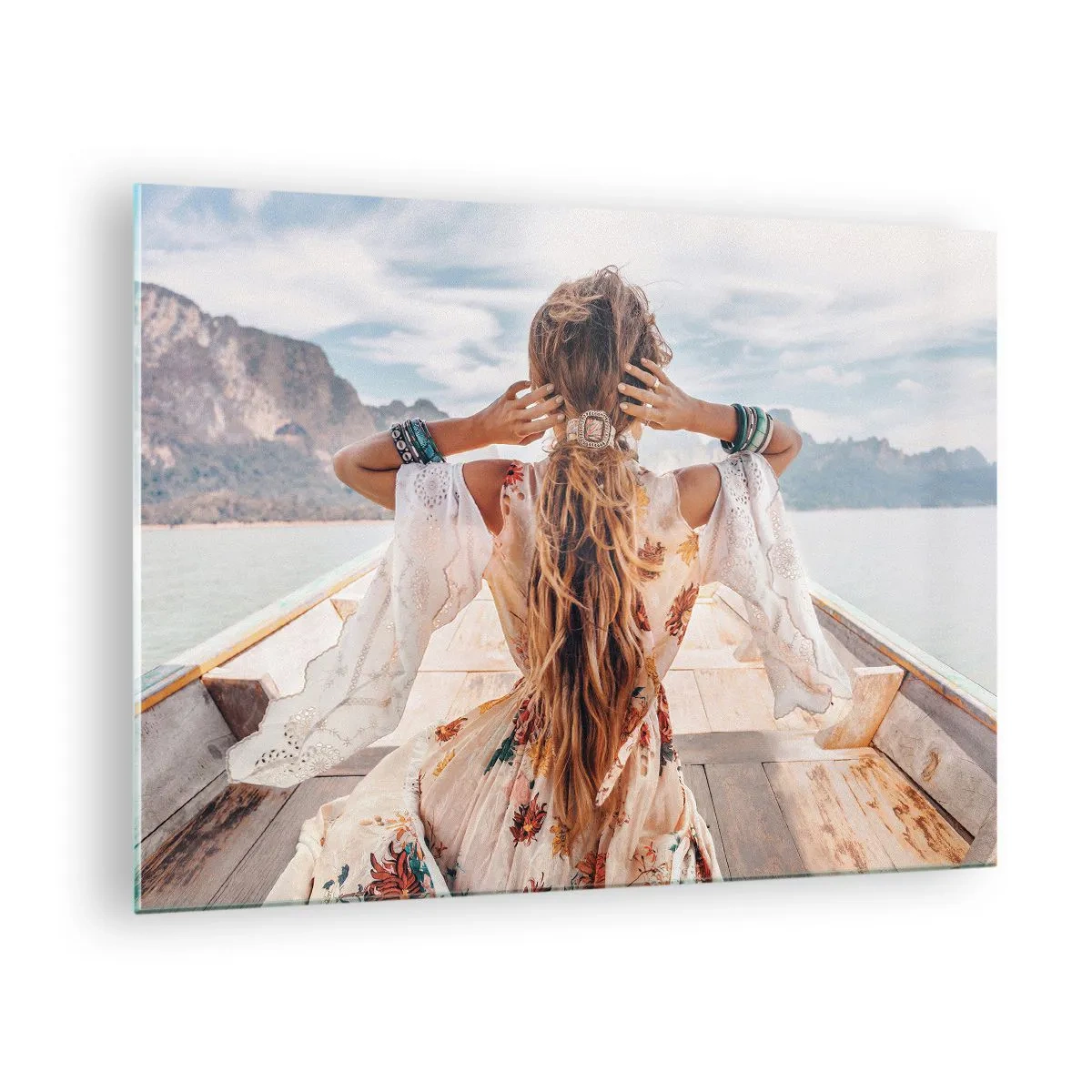 Obraz na skle - Žena na lodi s výhľadom na hory a jazero. - 70x50cm - Na ceste ku šťastiu - Moderná nástenná dekorácia do obývacej izby a spálne ARTTOR