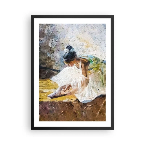 Plagát v čiernom ráme - Baletka v bielych šatách sa opiera o maliarske pozadie. - 50x70cm - Z Degasovho obrazu - Moderná nástenná dekorácia do obývacej izby a spálne ARTTOR