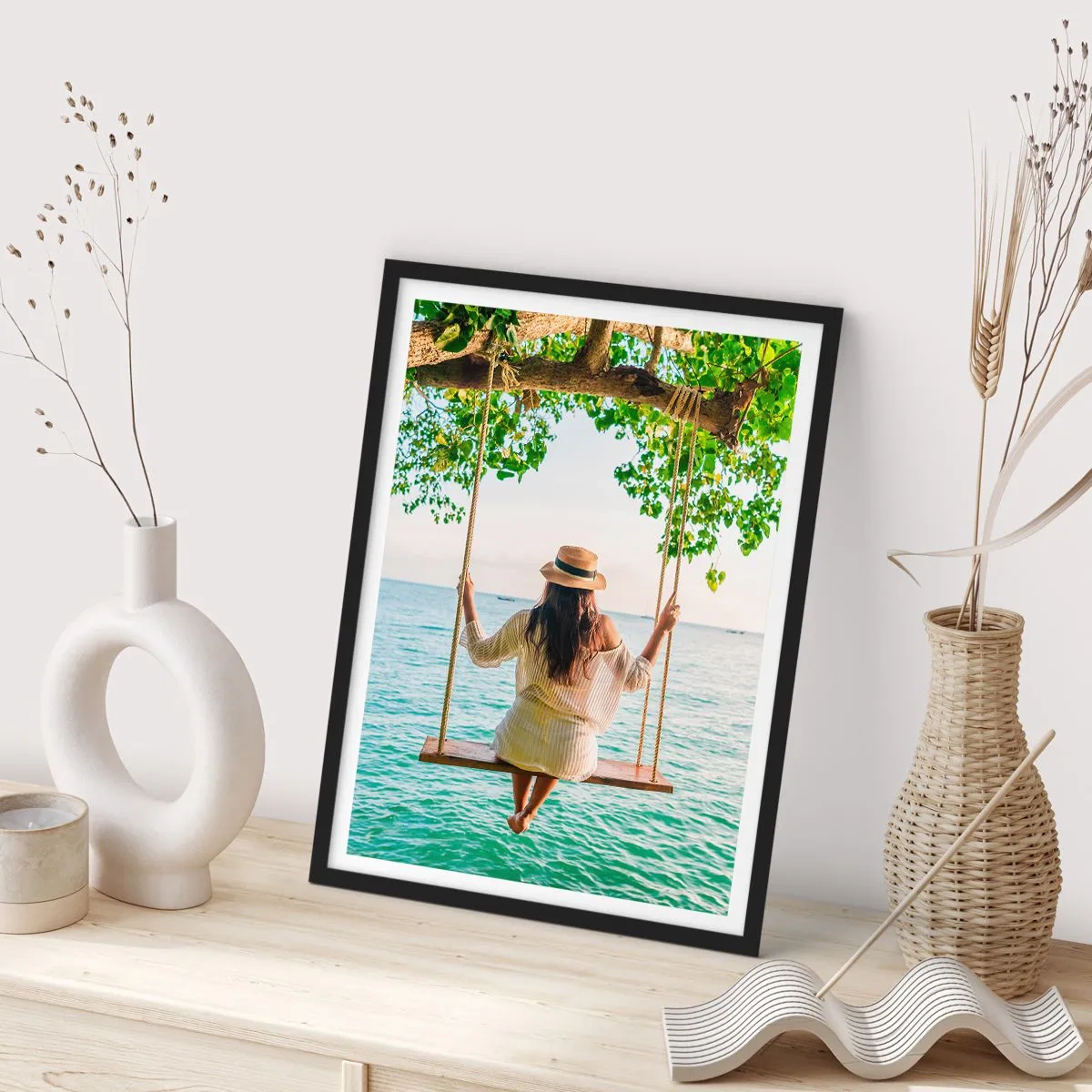 Plagát v čiernom ráme - Žena na hojdačke pri mori v tropickom prostredí - 50x70cm - Život je krásny - Moderná nástenná dekorácia do obývacej izby a spálne ARTTOR