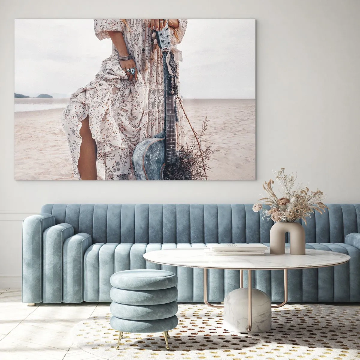 Obraz na skle - Žena v boho štýle s gitarou na prázdnej pláži - 70x50cm - Kvetinové deti na ceste - Moderná nástenná dekorácia do obývacej izby a spálne ARTTOR