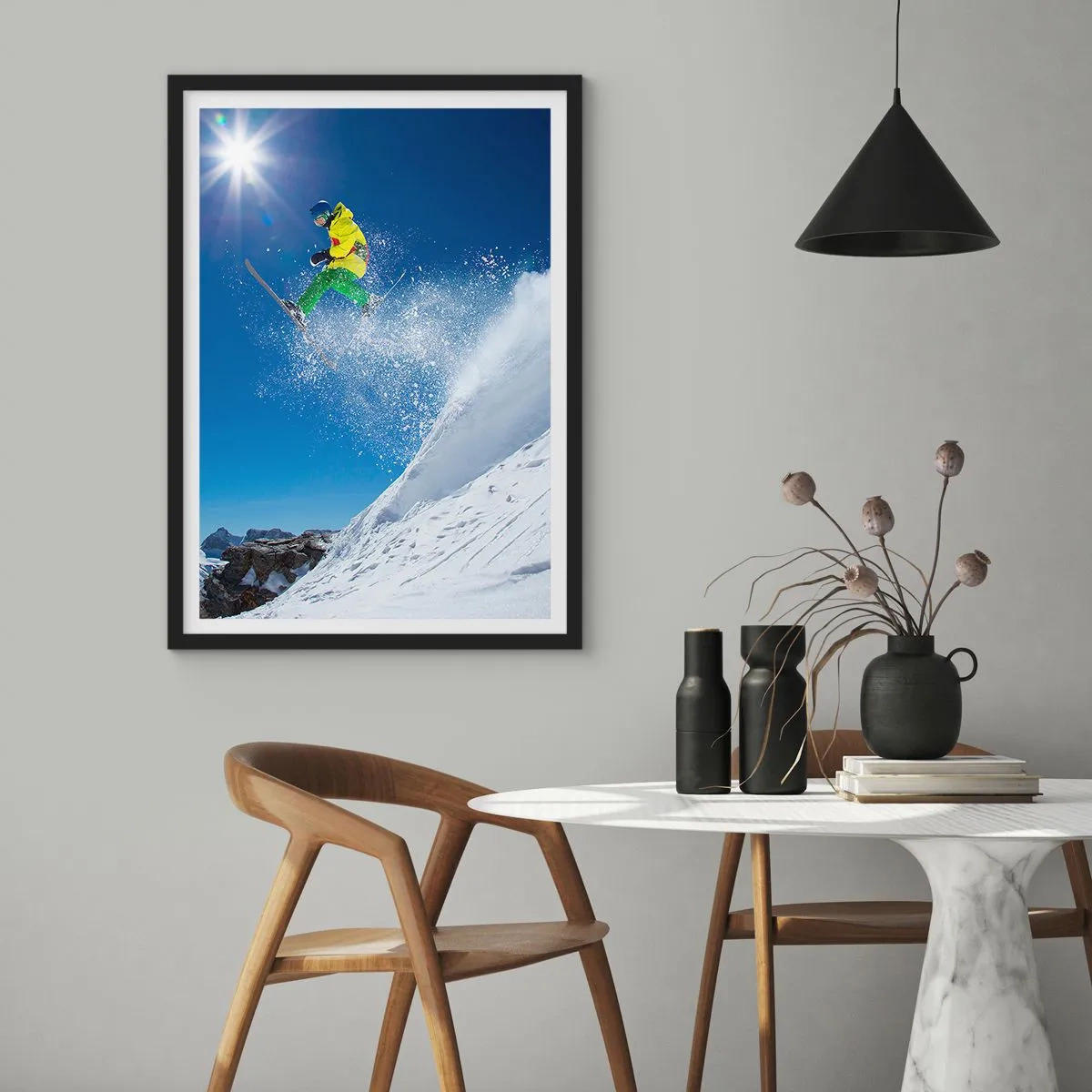 Plagát v čiernom ráme - Lyžiar v akcii na zasneženom svahu - 50x70cm - Tancujúci s horami - Moderná nástenná dekorácia do obývacej izby a spálne ARTTOR