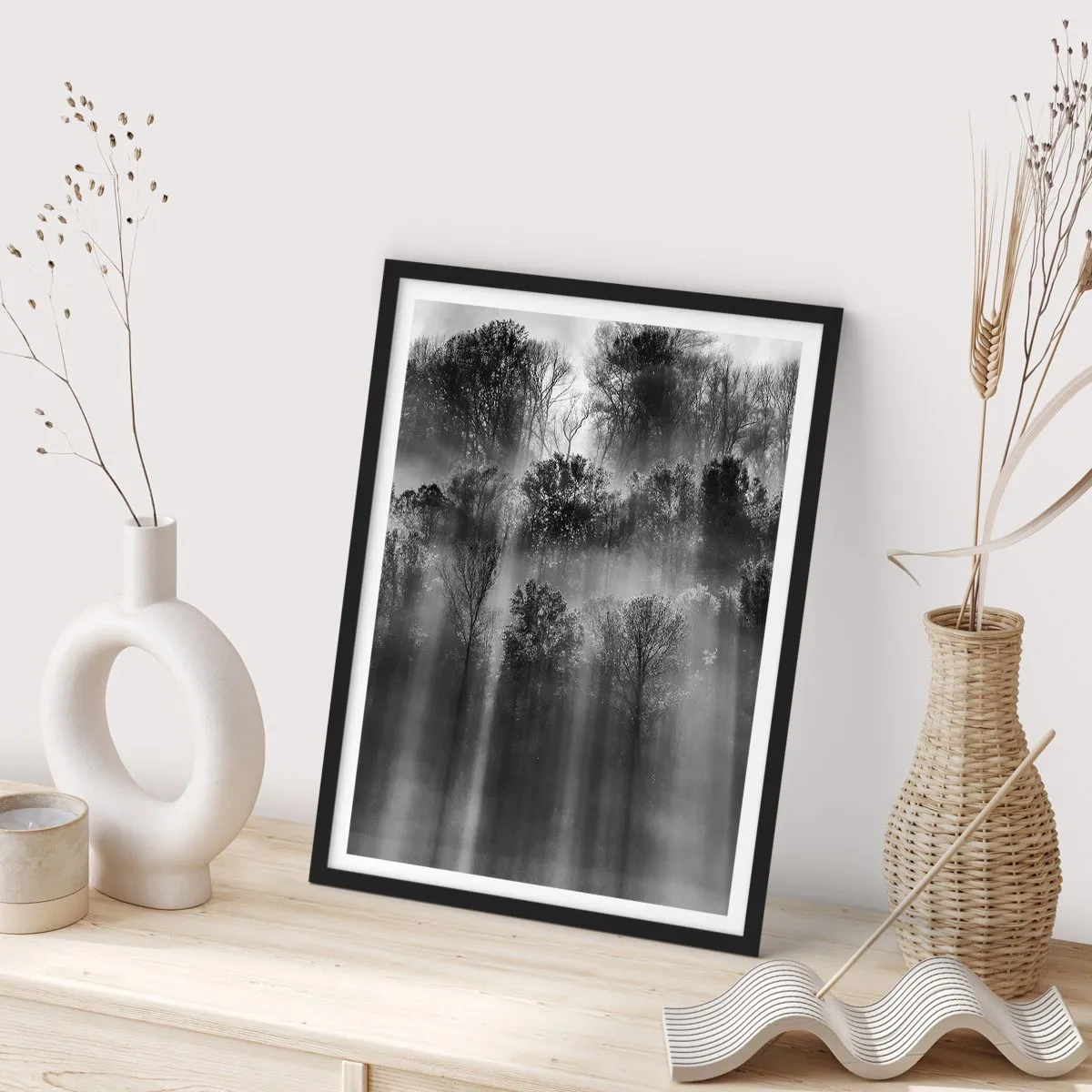 Plagát v čiernom ráme - Čiernobiely les v hmle so slnečnými lúčmi - 50x70cm - V lúčoch svetla - Moderná nástenná dekorácia do obývacej izby a spálne ARTTOR
