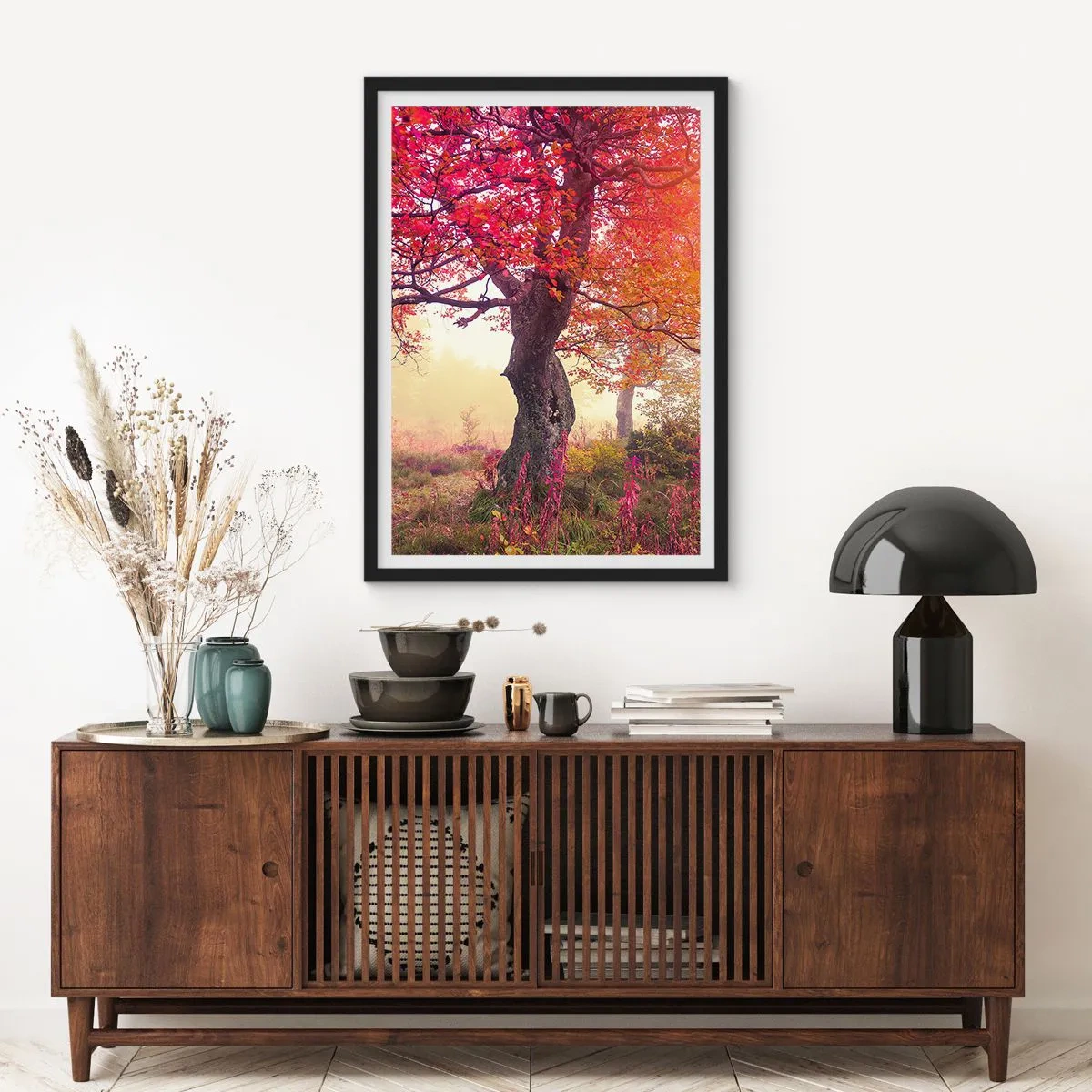 Plagát v čiernom ráme - Strom s červenými listami v jesennej krajine - 50x70cm - Šialenstvo rozkvetu - Moderná nástenná dekorácia do obývacej izby a spálne ARTTOR