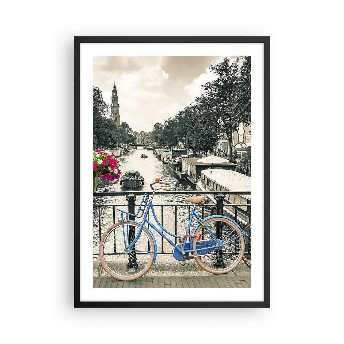 Plagát v čiernom ráme - Modrý bicykel na pozadí kanála v Amsterdame - 50x70cm - Farby amsterdamskej ulice - Moderná nástenná dekorácia do obývacej izby a spálne ARTTOR