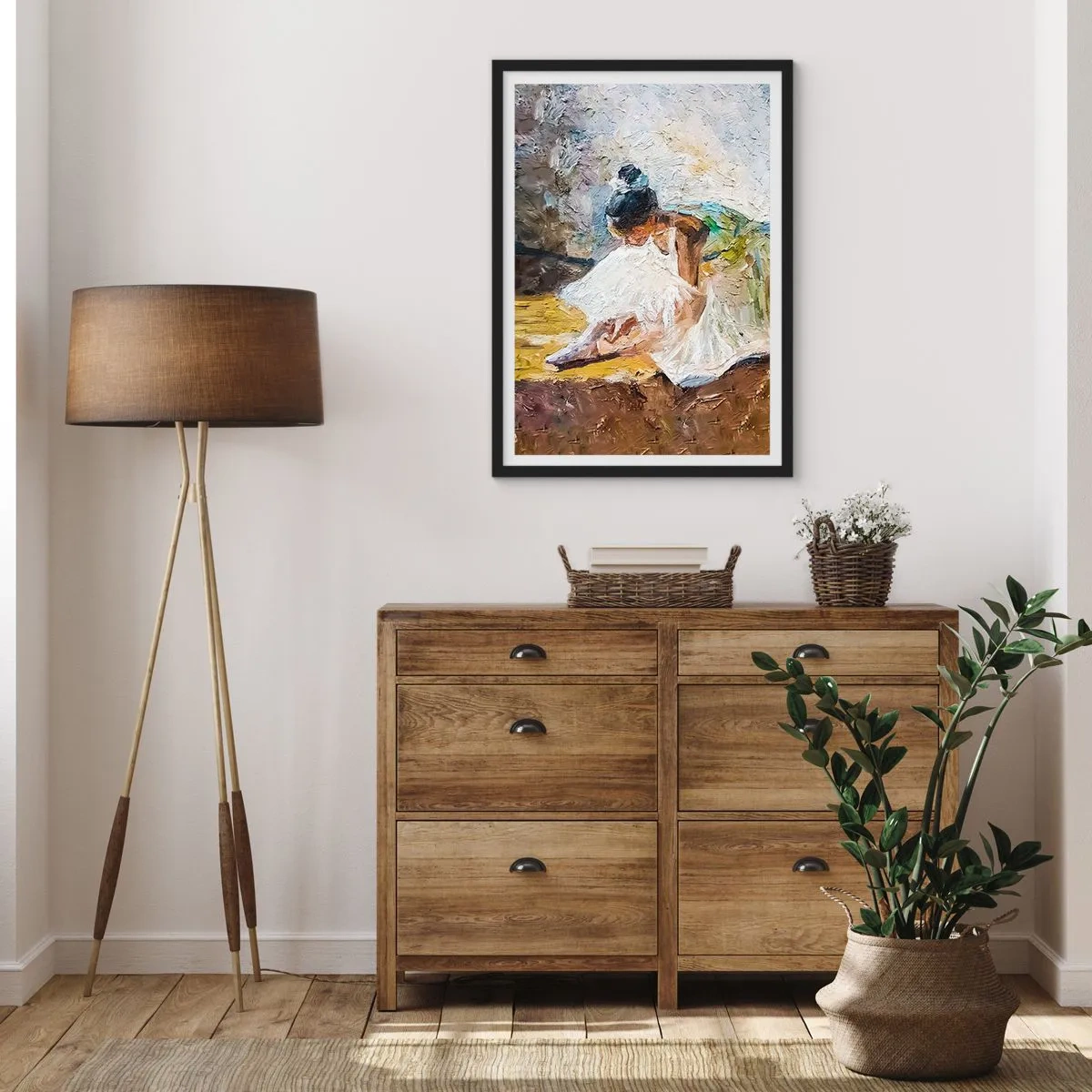 Plagát v čiernom ráme - Baletka v bielych šatách sa opiera o maliarske pozadie. - 50x70cm - Z Degasovho obrazu - Moderná nástenná dekorácia do obývacej izby a spálne ARTTOR