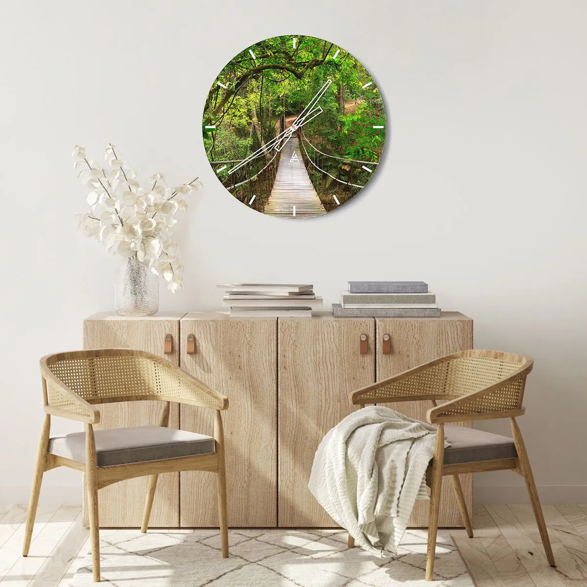 Nástenné hodiny - Drevený most zavesený v zelenom lese - 30x30cm - Lebo na záhrade rastú popínavé rastliny - Moderná nástenná dekorácia do obývacej izby, kuchyne a spálne ARTTOR