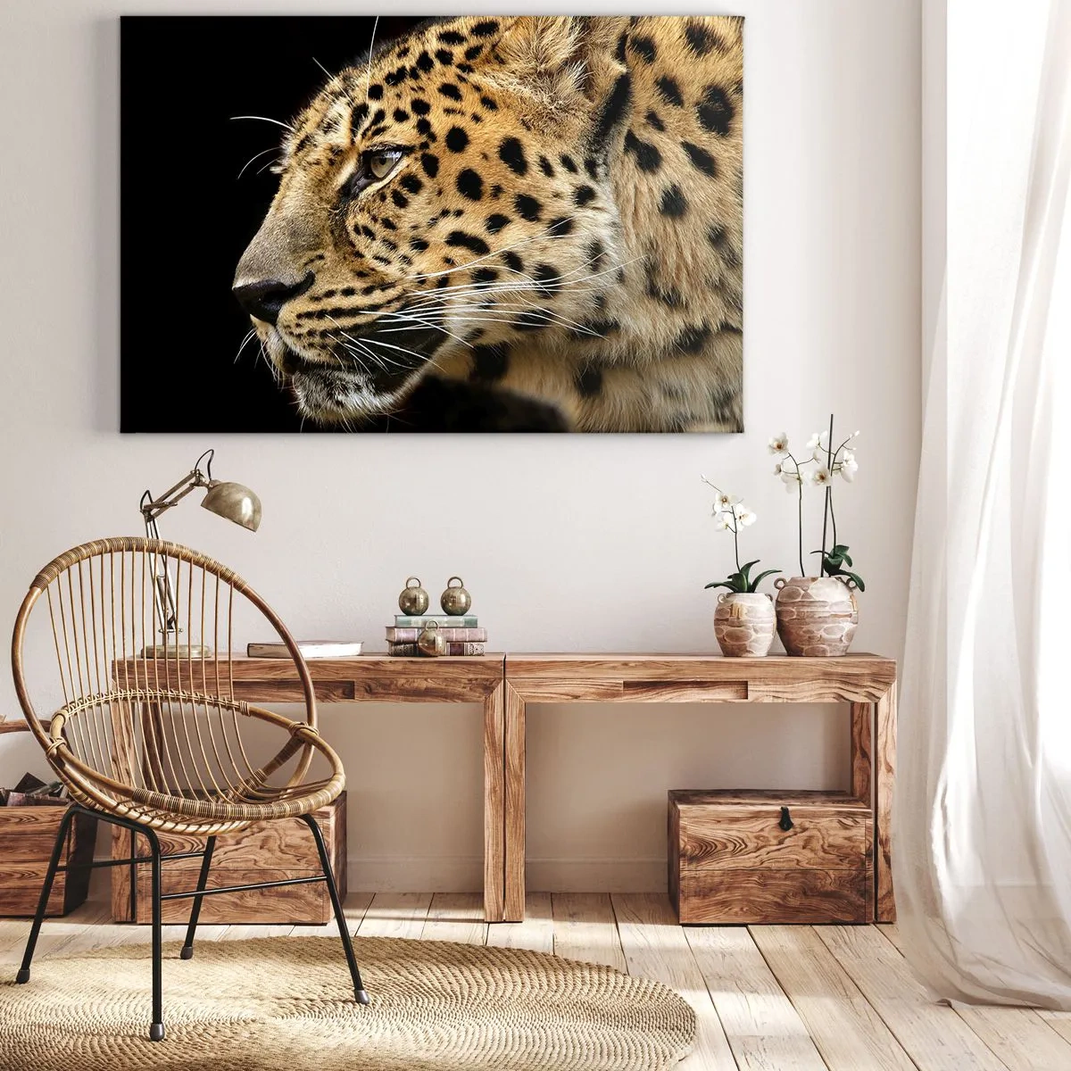 Obraz na plátne - Detailný záber na leopardju hlavu na čiernom pozadí - 70x50cm - Pokojný, sústredený, pripravený - Moderná nástenná dekorácia do obývacej izby a spálne ARTTOR