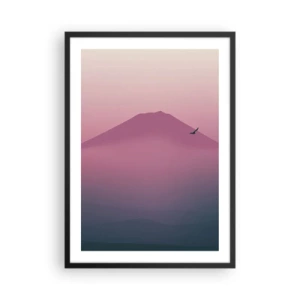 Plagát v čiernom ráme - Minimalistická horská krajina v odtieňoch ružovej a fialovej - 50x70cm - Pútnici nad oblakmi - Moderná nástenná dekorácia do obývacej izby a spálne ARTTOR