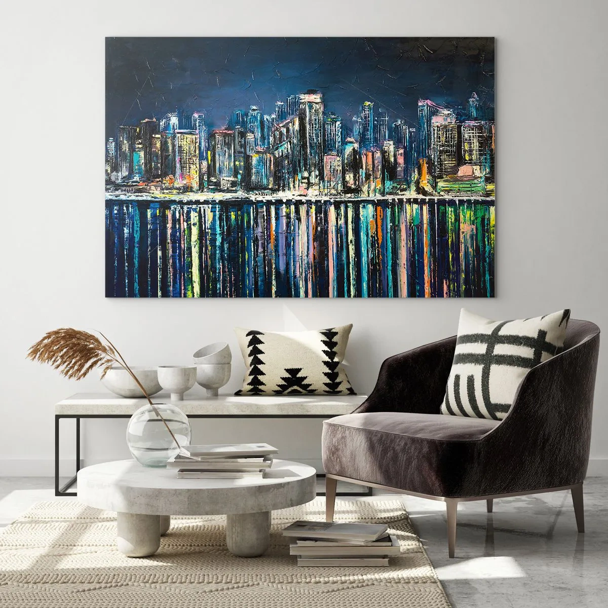 Obraz na skle - Panoráma mesta v noci so svetlami odrážajúcimi sa vo vode - 70x50cm - Kaskáda svetiel - Moderná nástenná dekorácia do obývacej izby a spálne ARTTOR