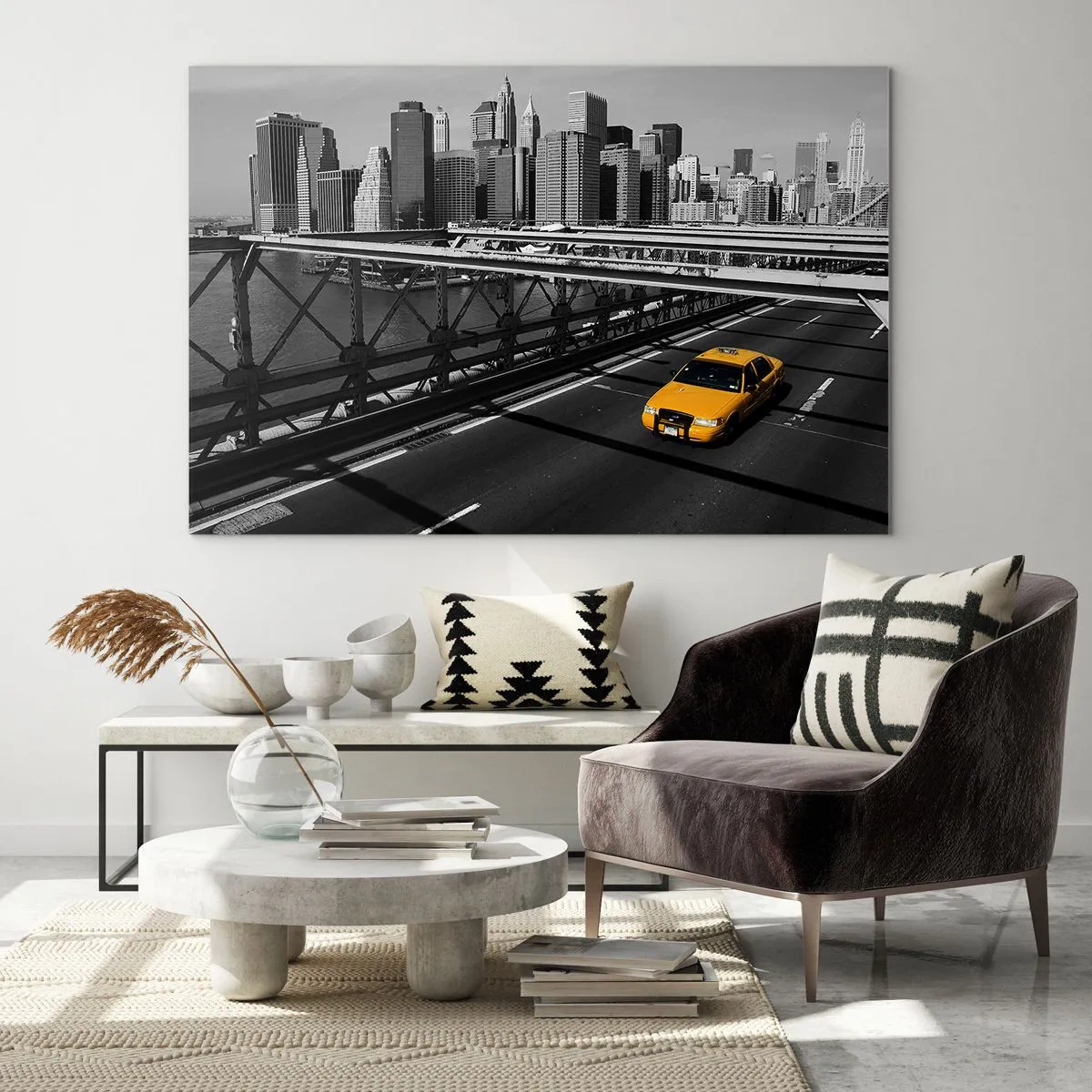 Obraz na skle - Žltý taxík na moste s výhľadom na Manhattan - 70x50cm - Farba veľkomesta - Moderná nástenná dekorácia do obývacej izby a spálne ARTTOR
