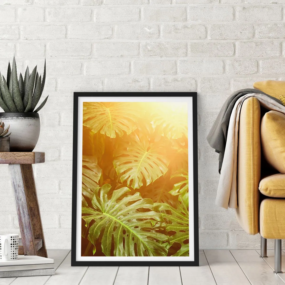 Plagát v čiernom ráme - Listy monstery v slnečných lúčoch vytvárajú tropickú atmosféru - 50x70cm - Vstúpiť do zelene… - Moderná nástenná dekorácia do obývacej izby a spálne ARTTOR