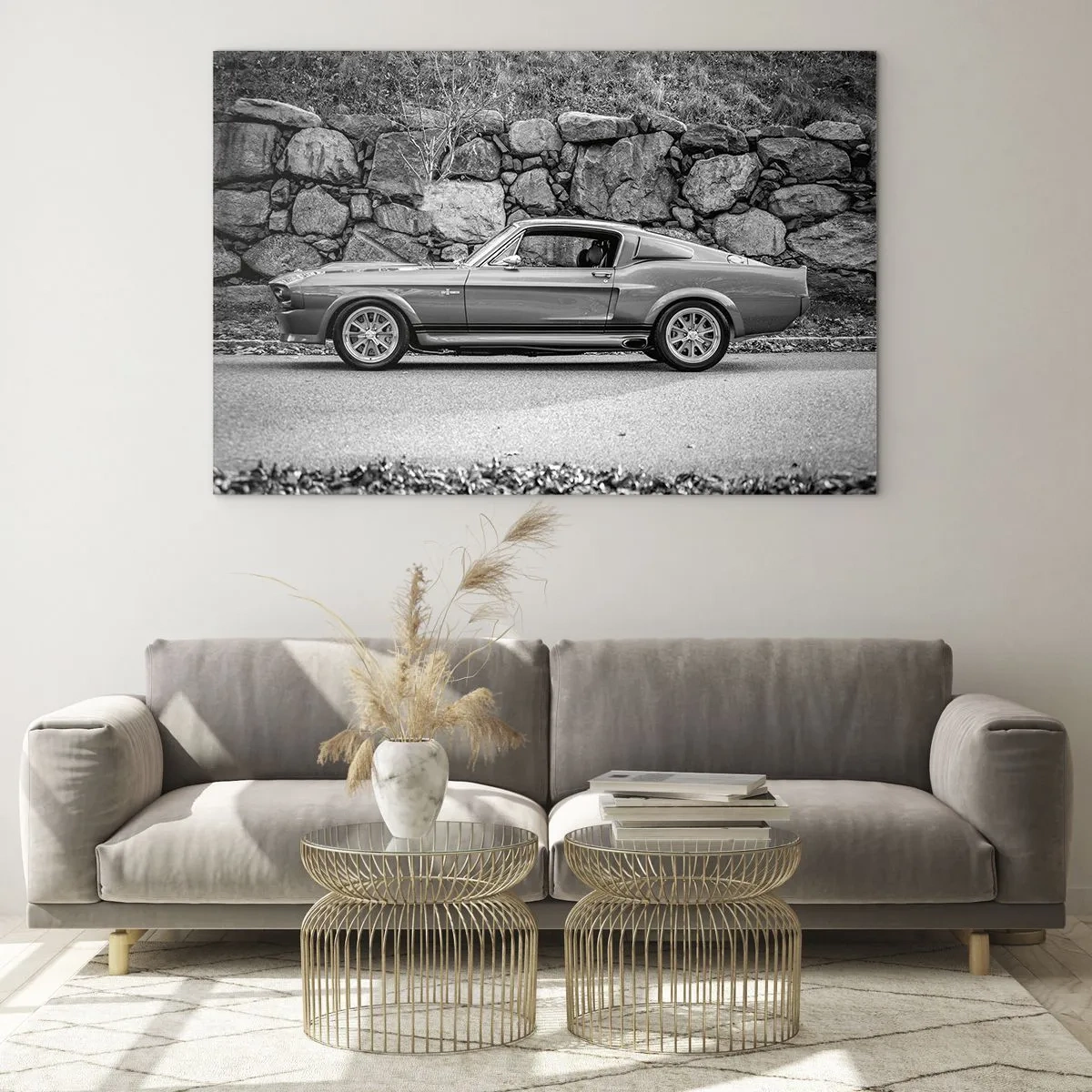 Obraz na skle - Klasické auto oproti kamennému múru - 70x50cm - Legenda 60. rokov - Moderná nástenná dekorácia do obývacej izby a spálne ARTTOR
