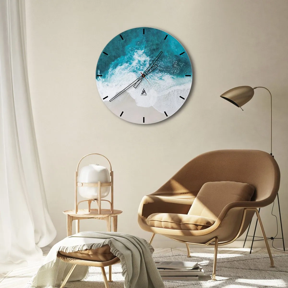 Nástenné hodiny - Pohľad z vtáčej perspektívy na oceánske vlny narážajúce na piesočnaté pobrežie - 30x30cm - Prirodzené pohladenie - Moderná nástenná dekorácia do obývacej izby, kuchyne a spálne ARTTOR