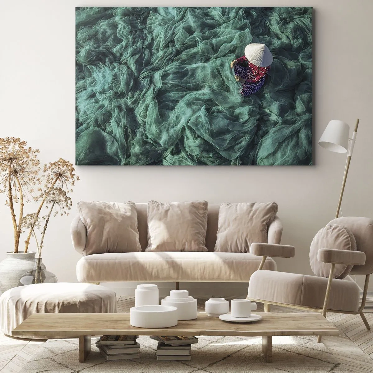 Obraz na plátne - Osoba s klobúkom medzi zelenými rybárskymi sieťami - 70x50cm - V mori sietí - Moderná nástenná dekorácia do obývacej izby a spálne ARTTOR