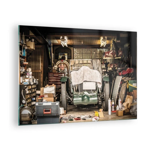 Obraz na skle - Starožitná garáž s autom prikrytým látkou, obklopená náradím a krabicami - 70x50cm - Späť do minulosti - Moderná nástenná dekorácia do obývacej izby a spálne ARTTOR