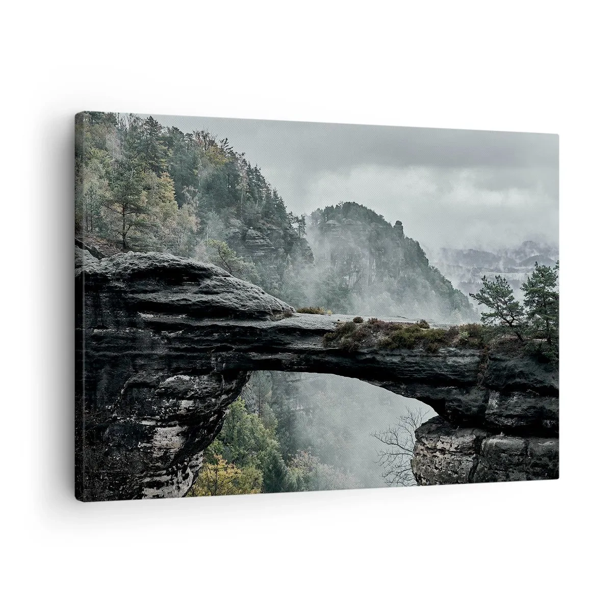 Obraz na plátne - Kamenný oblúk obklopený hmlistými horami a lesom - 70x50cm - Dobrodružstvo práve začína - Moderná nástenná dekorácia do obývacej izby a spálne ARTTOR