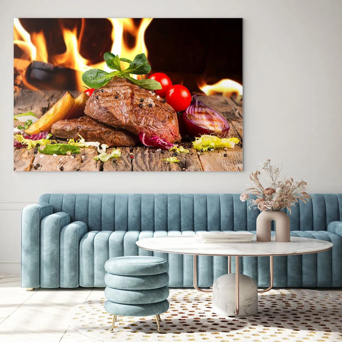 Obraz na skle - Grilovaný steak so zeleninou na pozadí plameňov - 70x50cm - Vykúzlené žiarou - Moderná nástenná dekorácia do obývacej izby a spálne ARTTOR