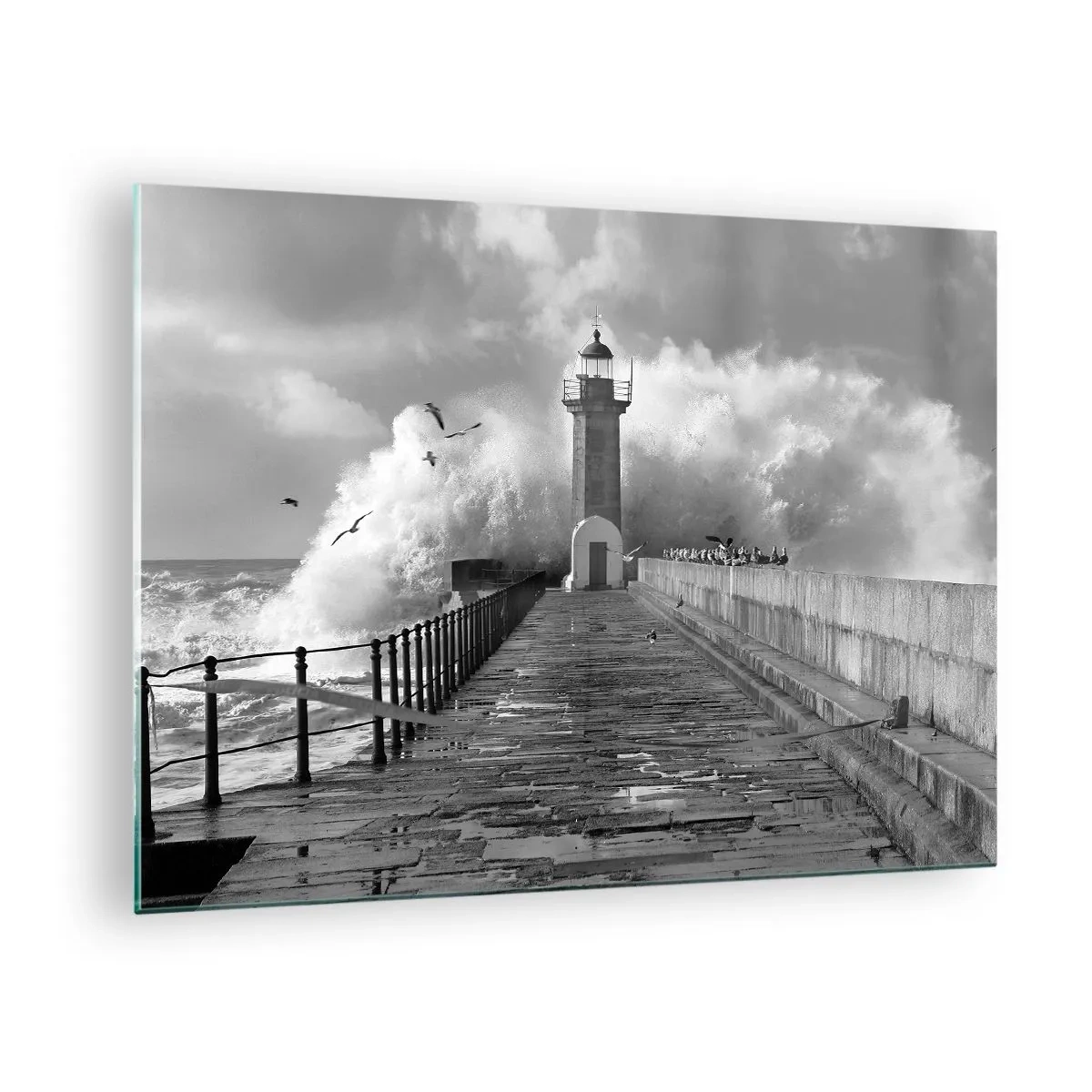 Obraz na skle - Čiernobiela fotografia majáka uprostred burácajúcich vĺn. - 70x50cm - Nebojácna - Moderná nástenná dekorácia do obývacej izby a spálne ARTTOR