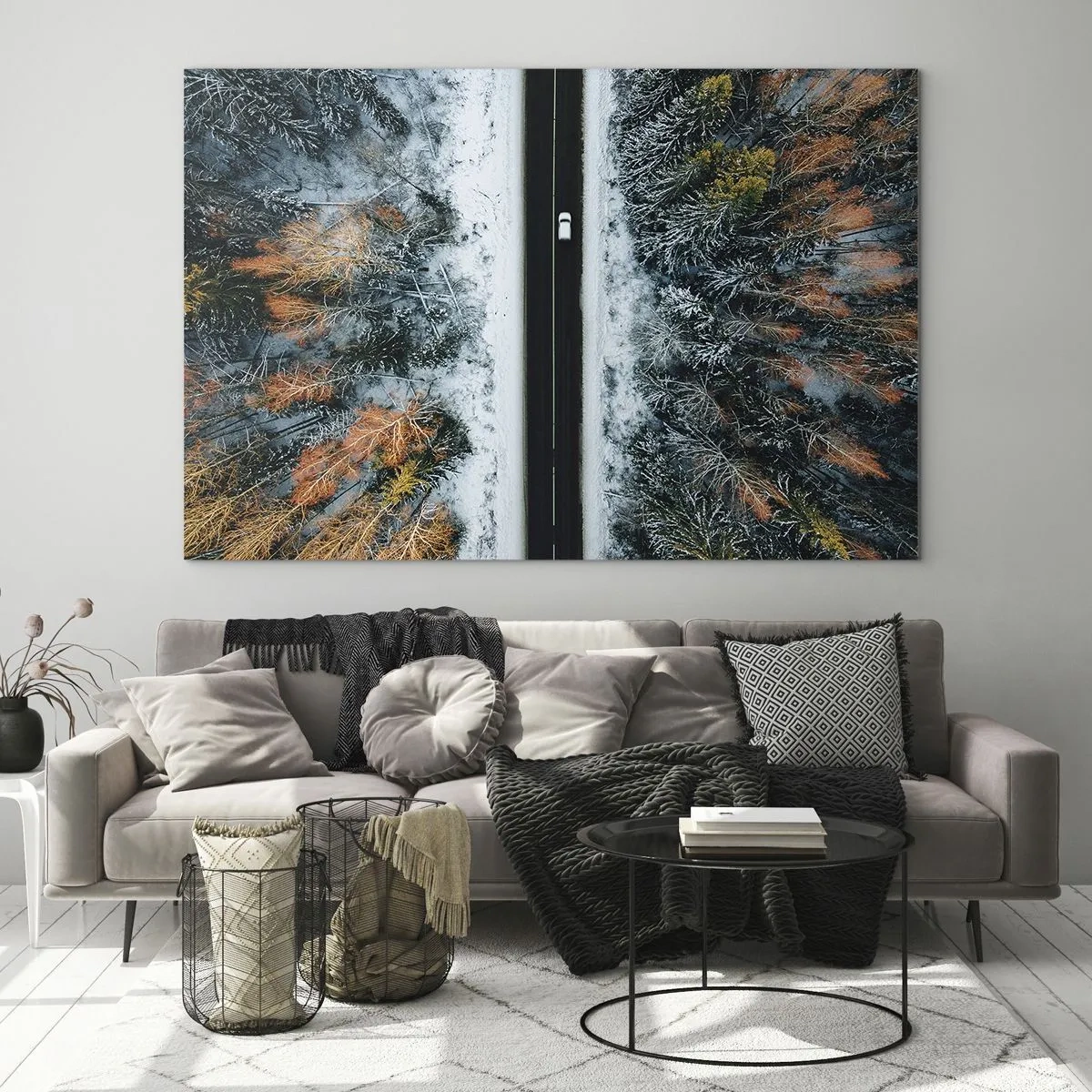 Obraz na skle - Zimná cesta cez zasnežený les s farebnými stromami - 70x50cm - Cez zimný les - Moderná nástenná dekorácia do obývacej izby a spálne ARTTOR