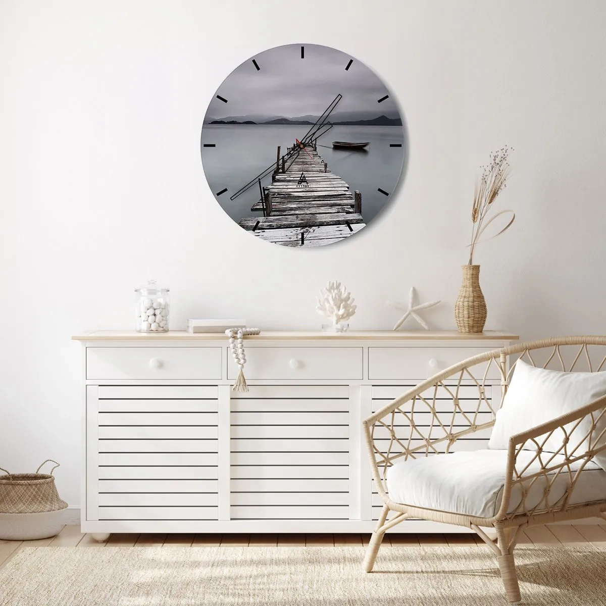 Nástenné hodiny - Drevené mólo na pokojnom jazere s loďkou v pozadí - 30x30cm - Zajtra môžeš vyraziť - Moderná nástenná dekorácia do obývacej izby, kuchyne a spálne ARTTOR