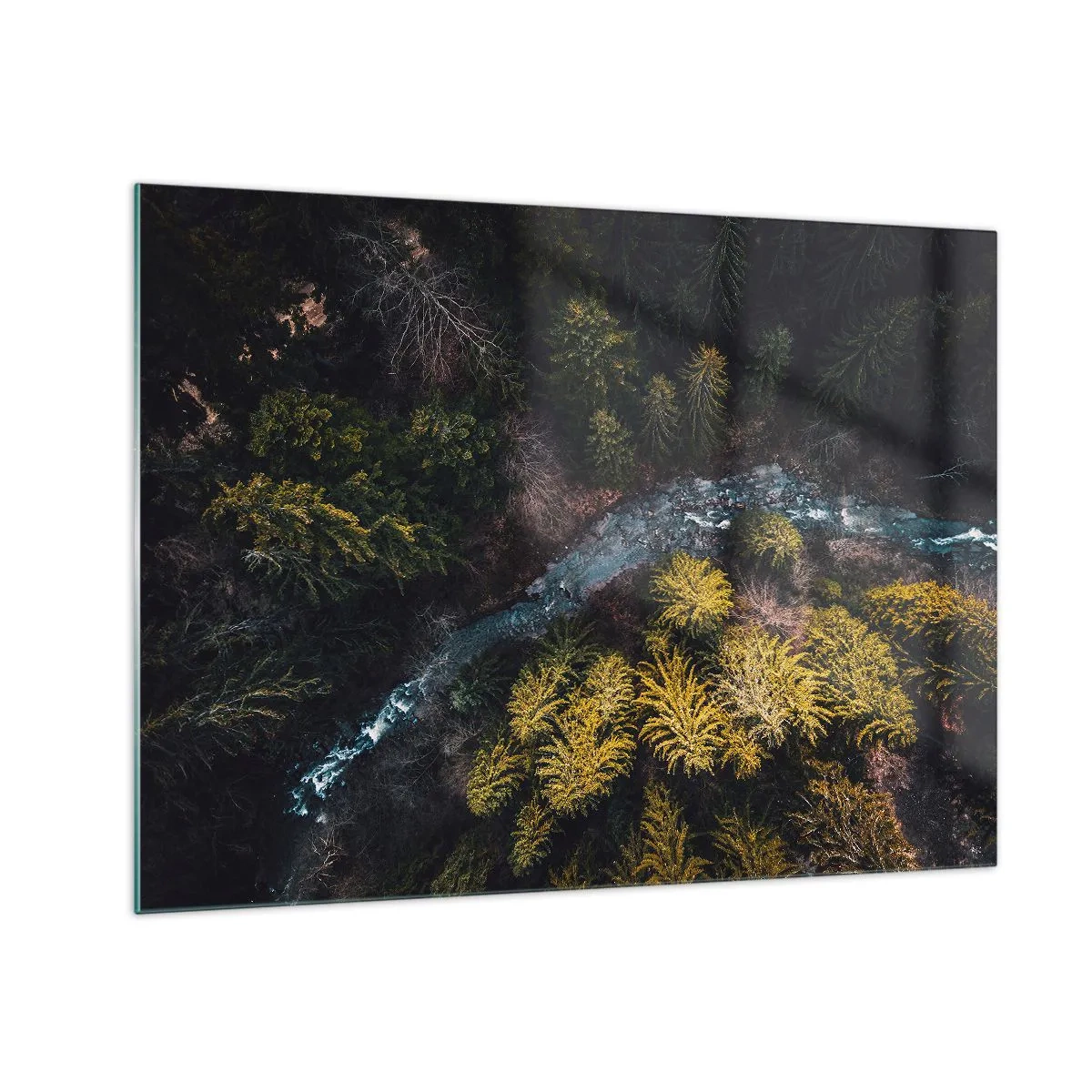 Obraz na skle - Pohľad z vtáčej perspektívy na lesnú krajinu s kľukatým potokom - 70x50cm - Rýchlo, stále rýchlejšie - Moderná nástenná dekorácia do obývacej izby a spálne ARTTOR
