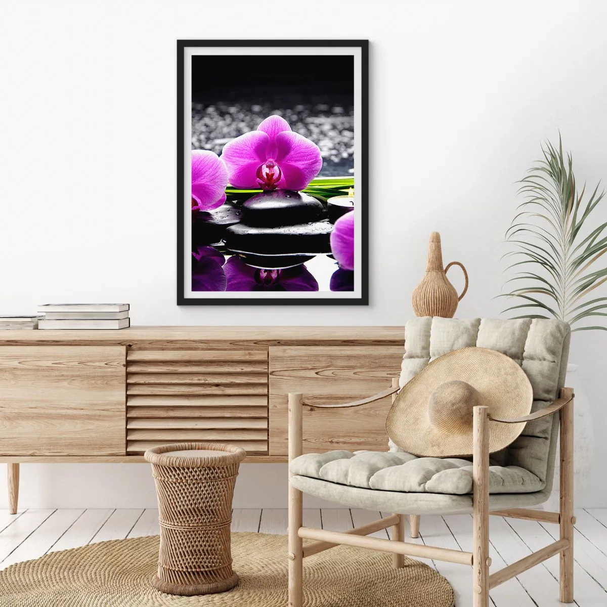 Plagát v čiernom ráme - Fialová orchidea na pozadí kameňov a vody v prostredí pripomínajúcom kúpele - 50x70cm - Utopiť v tichu a pokoji - Moderná nástenná dekorácia do obývacej izby a spálne ARTTOR