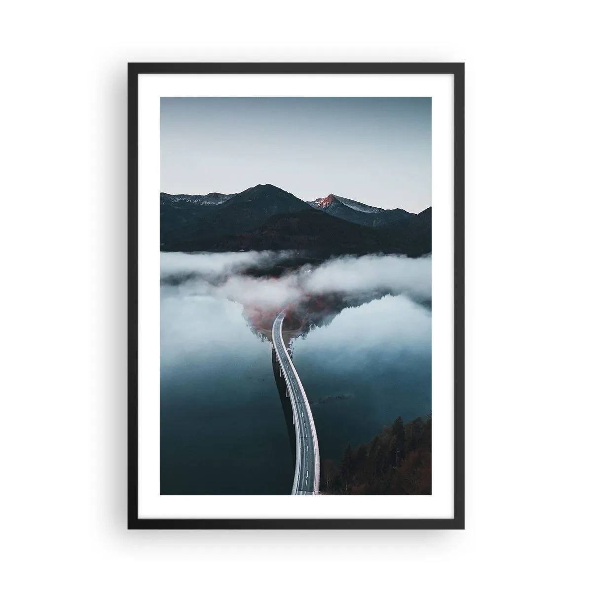 Plagát v čiernom ráme - Most cez pokojné jazero, odrážajúci hory v pozadí. - 50x70cm - Pri vode hladkej ako zrkadlo - Moderná nástenná dekorácia do obývacej izby a spálne ARTTOR