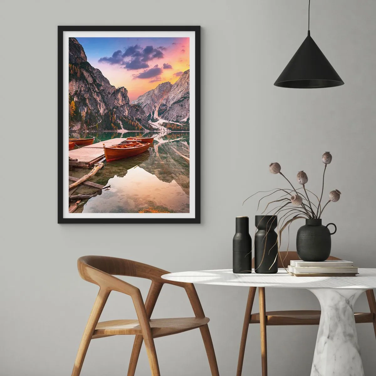 Plagát v čiernom ráme - Drevené lode na jazere obklopenom horami pri západe slnka - 50x70cm - Sľub dňa - Moderná nástenná dekorácia do obývacej izby a spálne ARTTOR