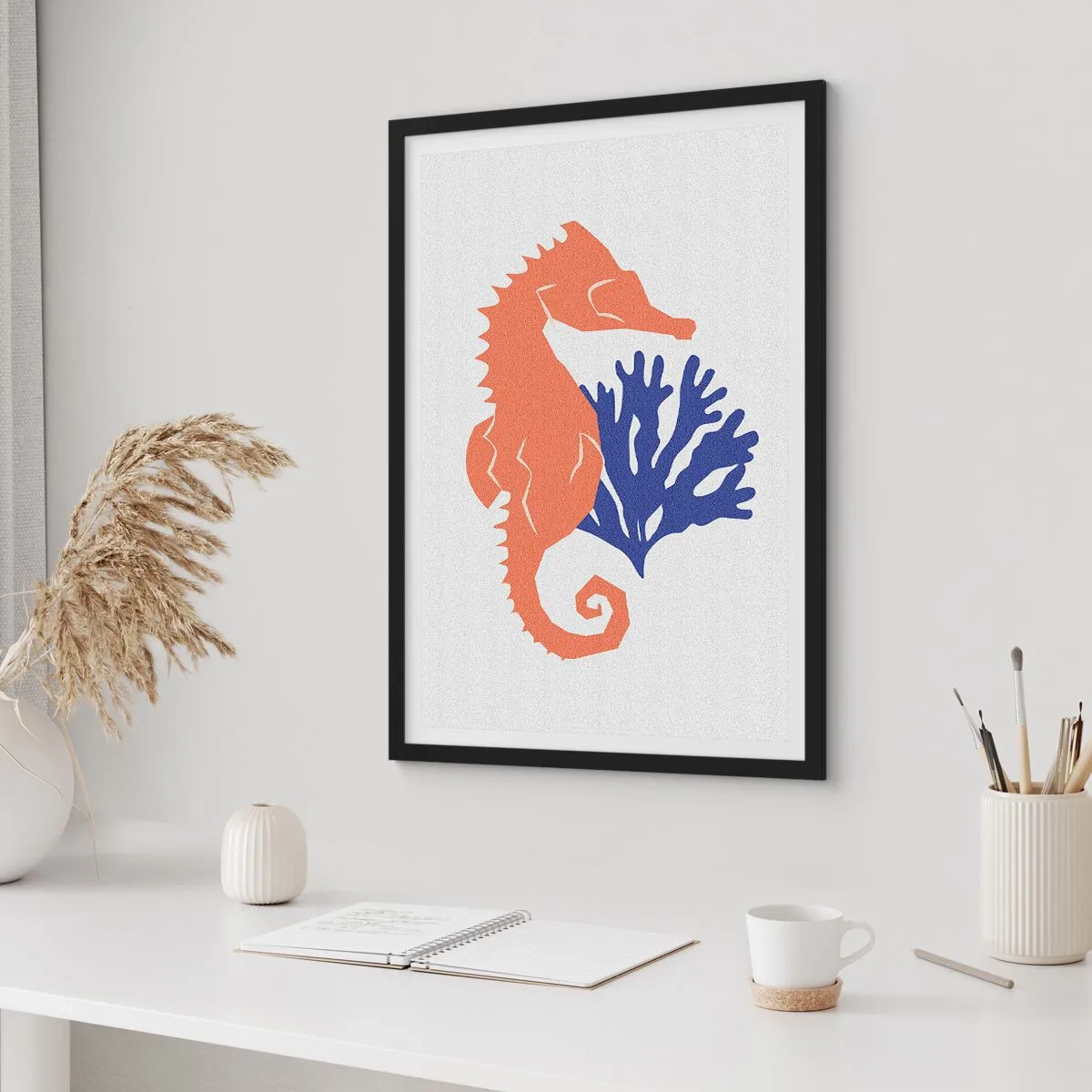 Plagát v čiernom ráme - Minimalistická grafika morského koníka a koralov - 50x70cm - Na podvodnej lúke - Moderná nástenná dekorácia do obývacej izby a spálne ARTTOR