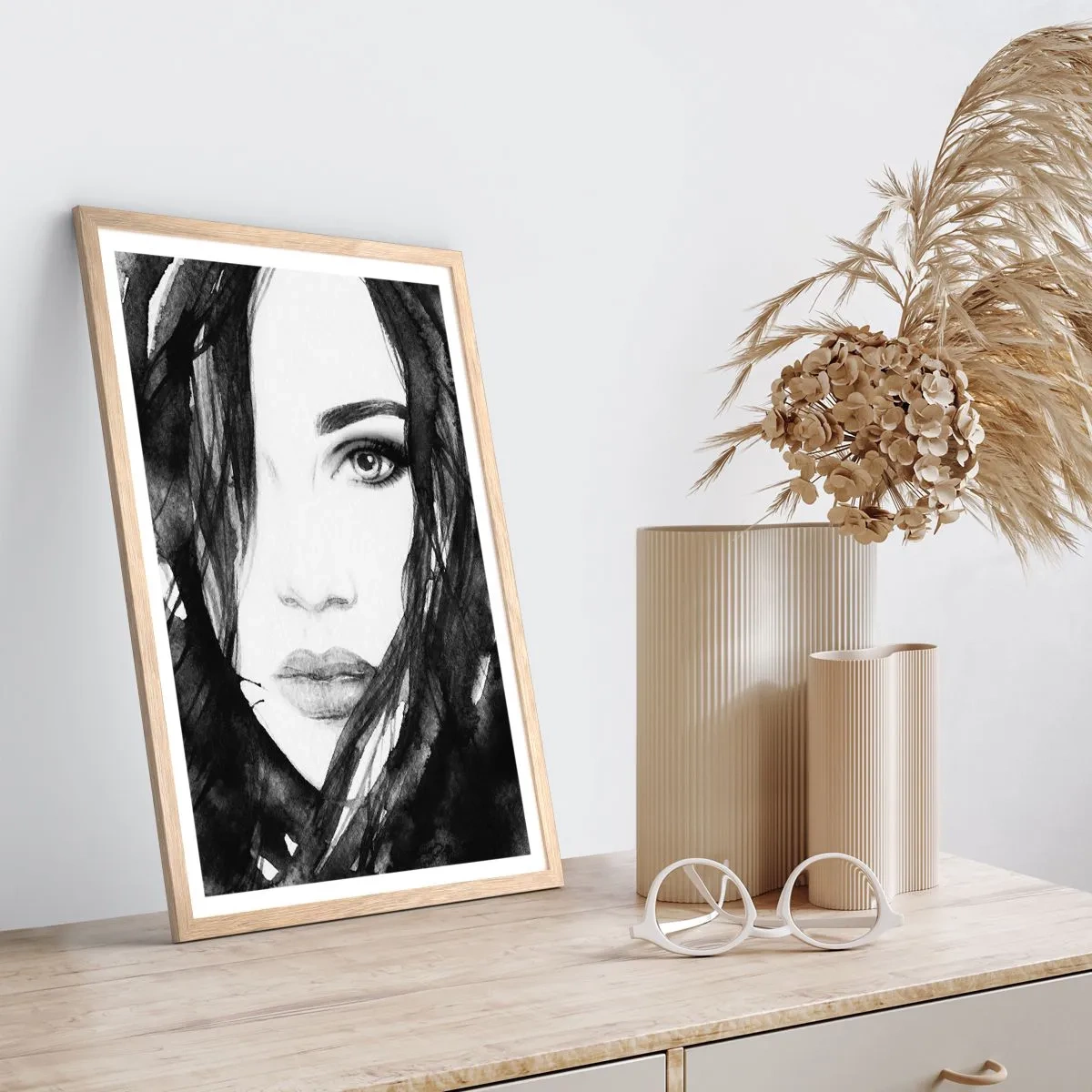 Plagát v ráme zo svetlého duba - Portrét dámy v čiernej a bielej - 70x100 cm
