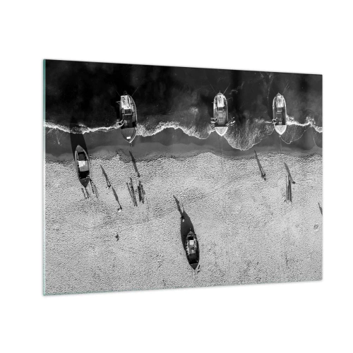 Obraz na skle - Čiernobiele lode a ich tiene na piesočnatej pláži zhora - 70x50cm - Ešte na brehu… - Moderná nástenná dekorácia do obývacej izby a spálne ARTTOR