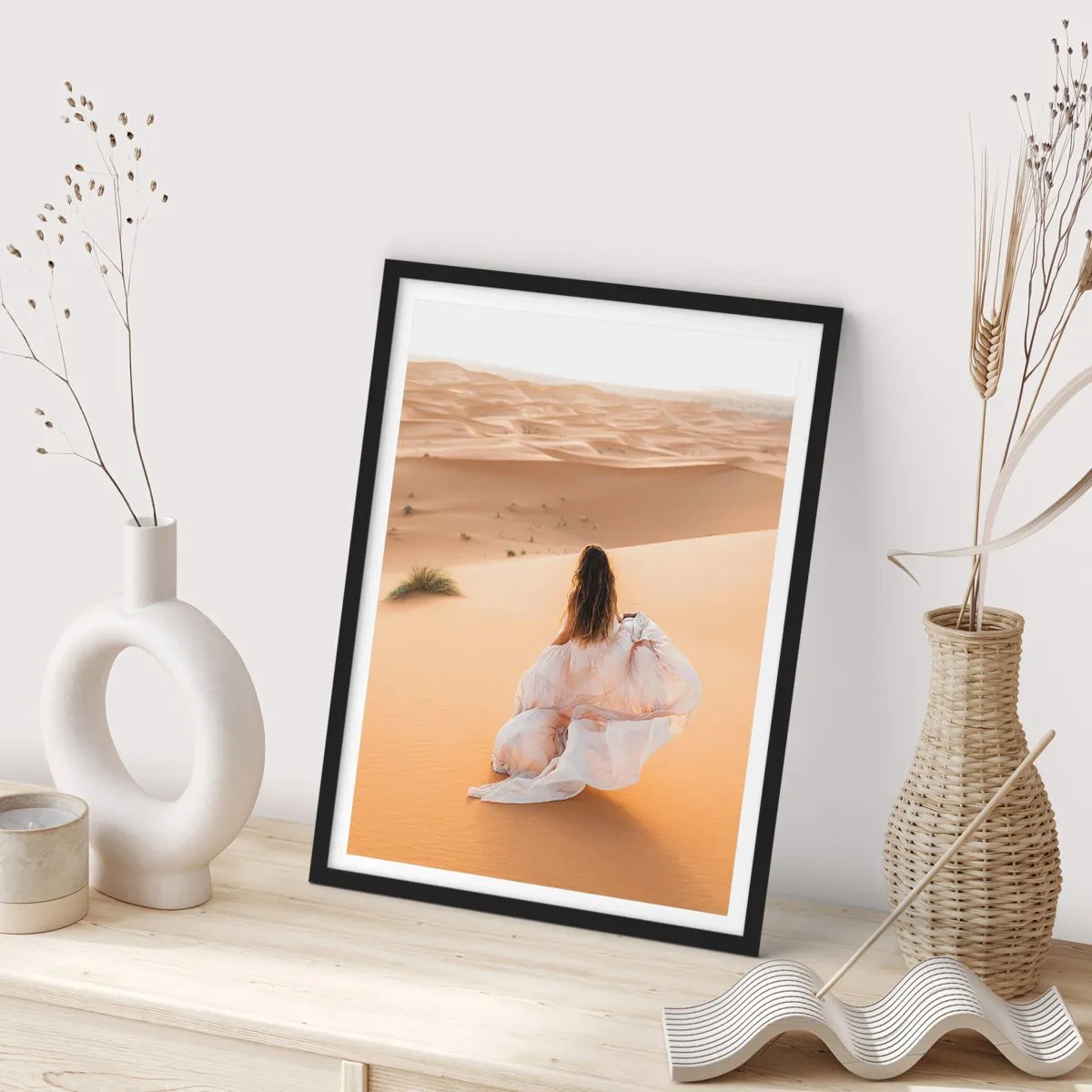 Plagát v čiernom ráme - Žena v splývavých šatách v púšti - 50x70cm - Útek na slobodu - Moderná nástenná dekorácia do obývacej izby a spálne ARTTOR