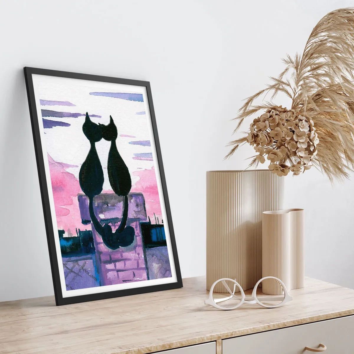 Plagát v čiernom ráme - Dve čierne mačky na pozadí ružovo-fialovej oblohy - 50x70cm - Rendez-vous pod mesiacom - Moderná nástenná dekorácia do obývacej izby a spálne ARTTOR