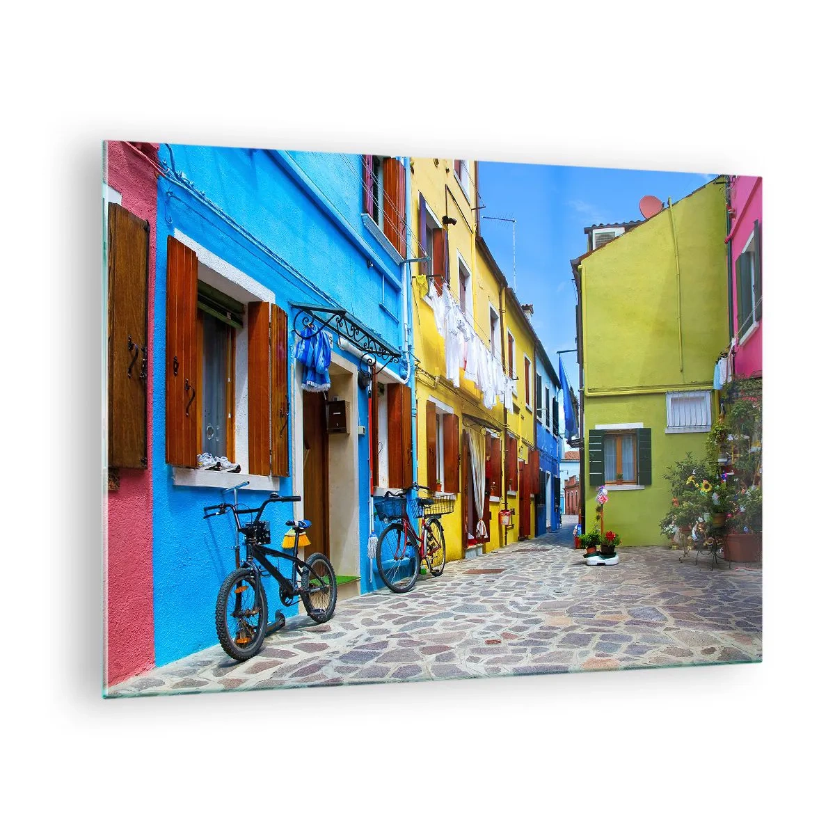Obraz na skle - Farebná ulica s bicyklami a zdobenými domami - 70x50cm - Pastelové, sladké zákutia - Moderná nástenná dekorácia do obývacej izby a spálne ARTTOR
