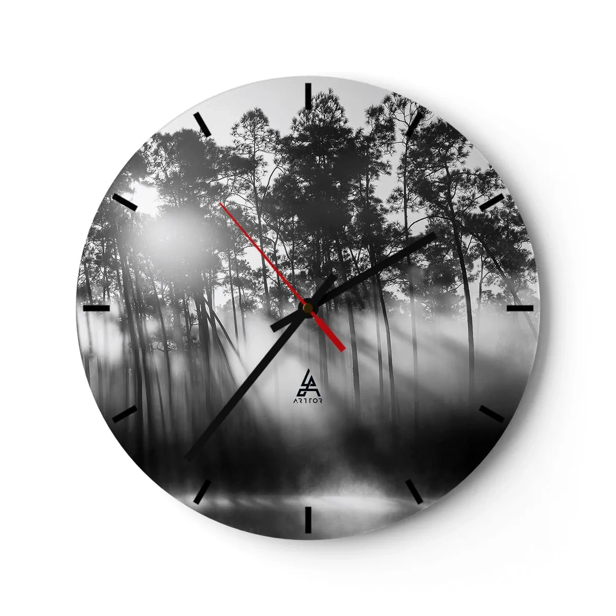Nástenné hodiny - Čiernobiela fotografia lesa zahaleného v hmle pri východe slnka. - 30x30cm - Nezastaviteľné slnko - Moderná nástenná dekorácia do obývacej izby, kuchyne a spálne ARTTOR