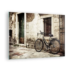 Obraz na skle - Čiernobiely bicykel opretý o starý činžiakový dom - 70x50cm - Návrat do minulosti - Moderná nástenná dekorácia do obývacej izby a spálne ARTTOR