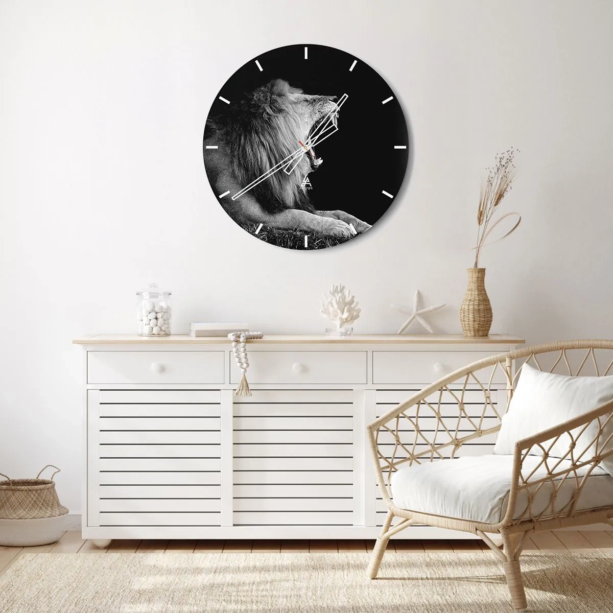 Nástenné hodiny - Čiernobiela fotografia revúceho leva - 30x30cm - Bez najmenších pochýb - Moderná nástenná dekorácia do obývacej izby, kuchyne a spálne ARTTOR