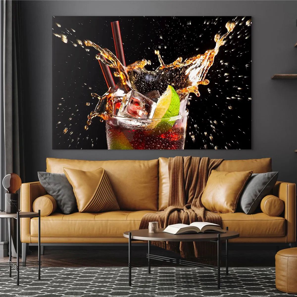 Obraz na skle - Pohár nápoja s limetkou a šplechom na čiernom pozadí - 70x50cm - Radosť a energia farieb - Moderná nástenná dekorácia do obývacej izby a spálne ARTTOR