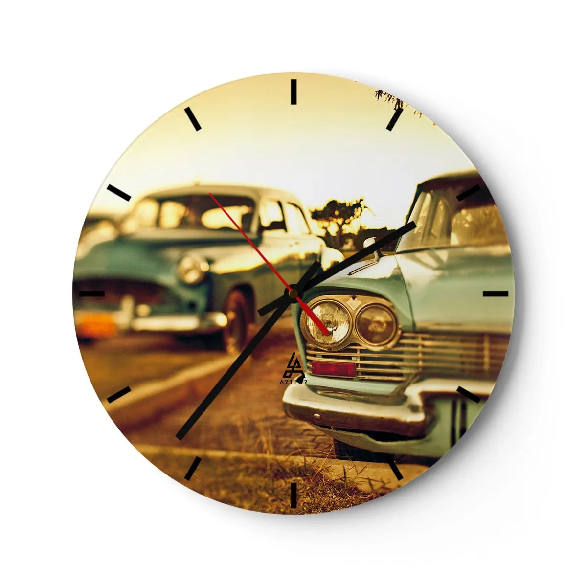 Nástenné hodiny - Dve klasické retro autá na pozadí západu slnka - 30x30cm - Počkáme, uvidíme - Moderná nástenná dekorácia do obývacej izby, kuchyne a spálne ARTTOR