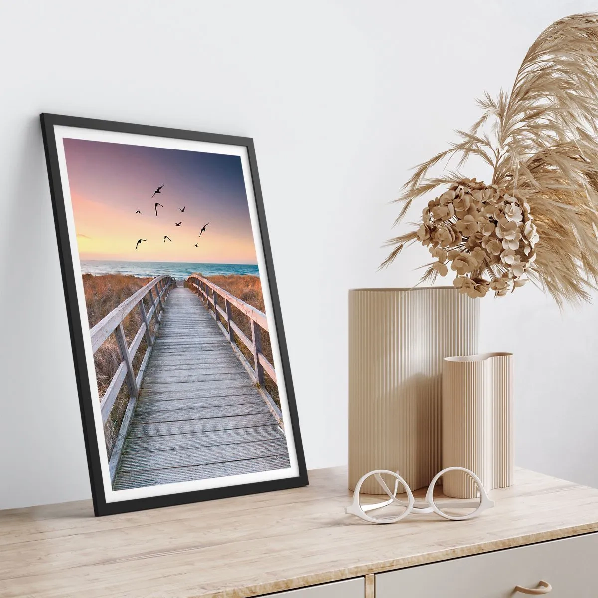 Plagát v čiernom ráme - Drevené mólo vedúce na pláž pri západe slnka - 50x70cm - Priestor pre vzostupy - Moderná nástenná dekorácia do obývacej izby a spálne ARTTOR