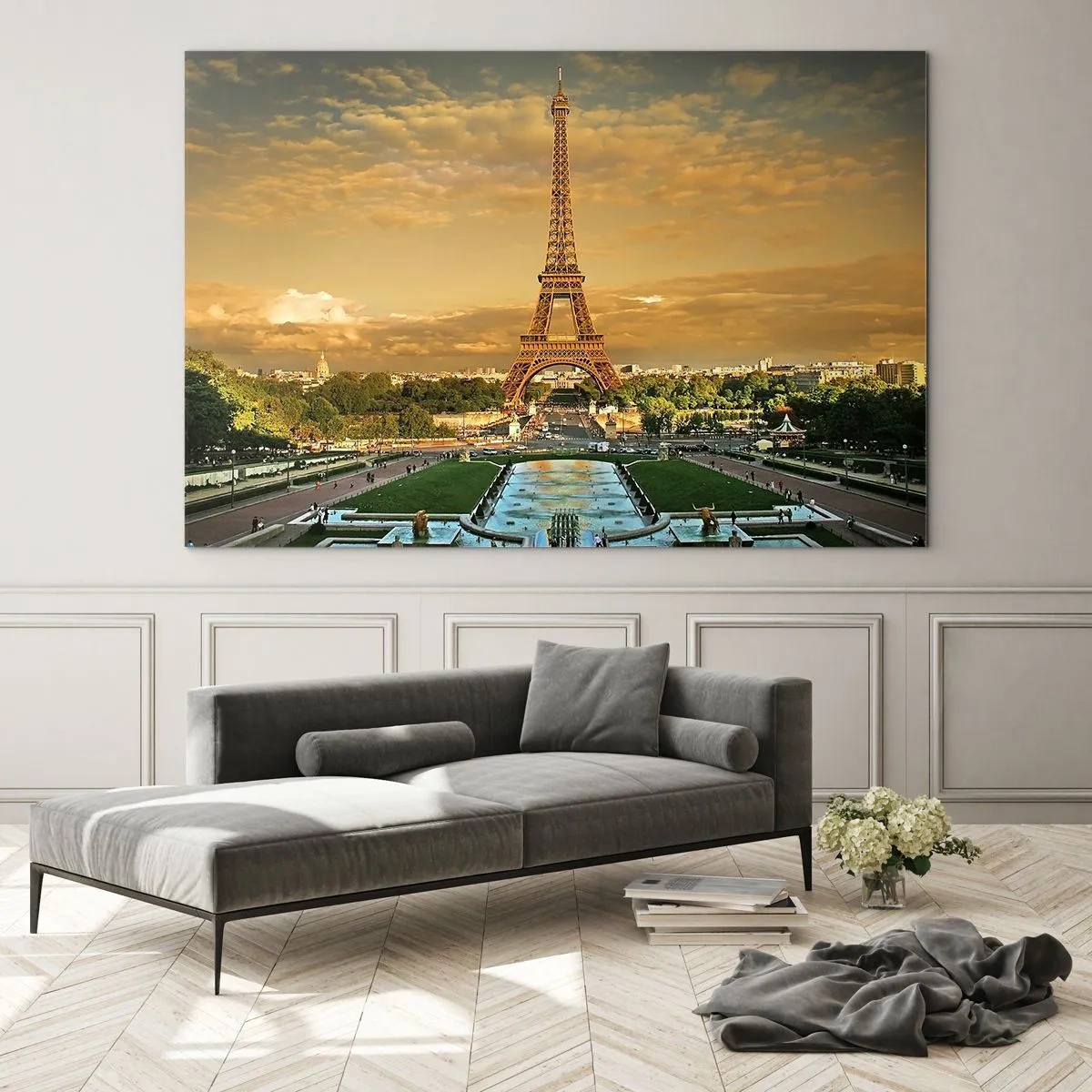 Obraz na skle - Eiffelova veža obklopená parížskymi záhradami pri západe slnka - 70x50cm - Kráľovná Paríža - Moderná nástenná dekorácia do obývacej izby a spálne ARTTOR