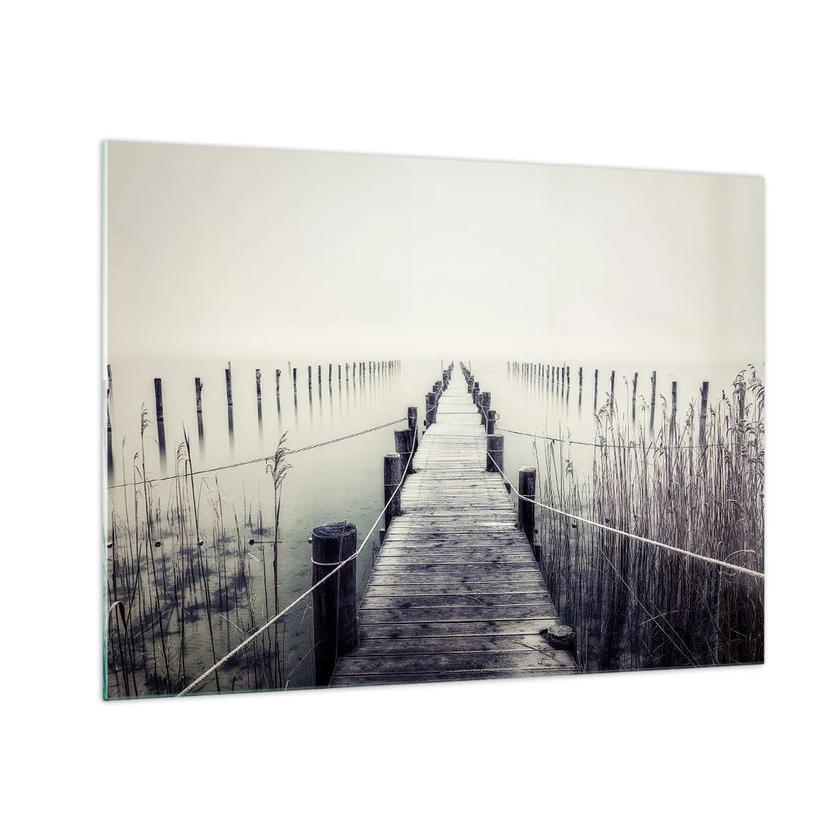 Obraz na skle - Drevený most vedie do hlbín pokojného jazera v hmle. - 70x50cm - Ponor sa do pokoja - Moderná nástenná dekorácia do obývacej izby a spálne ARTTOR