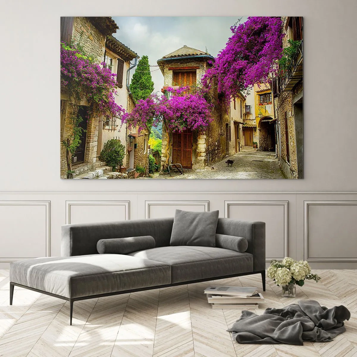 Obraz na skle - Očarujúca ulica s kvitnúcimi ružovými viničmi a činžiakovými domami - 70x50cm - Pod kvetinovým baldachýnom - Moderná nástenná dekorácia do obývacej izby a spálne ARTTOR