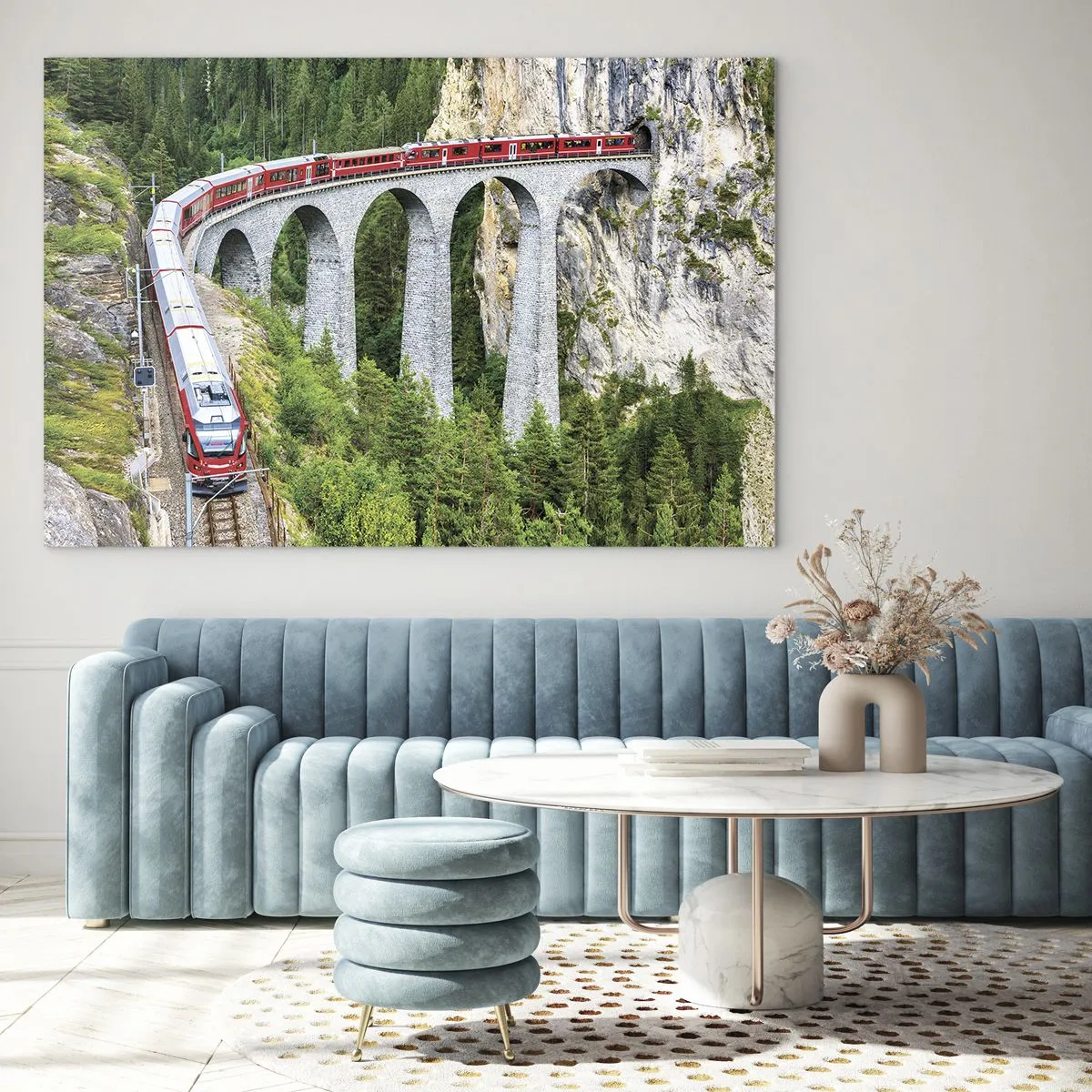 Obraz na skle - Vlak s horským mostom v pozadí uprostred zelenej krajiny - 70x50cm - Horský výhľad priamo z vlaku - Moderná nástenná dekorácia do obývacej izby a spálne ARTTOR