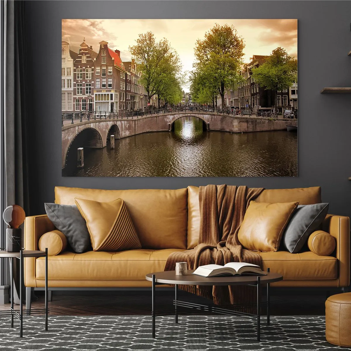 Obraz na skle - Kanál a most obklopené činžiakovými domami v Amsterdame - 70x50cm - Loďou alebo na bicykli? - Moderná nástenná dekorácia do obývacej izby a spálne ARTTOR