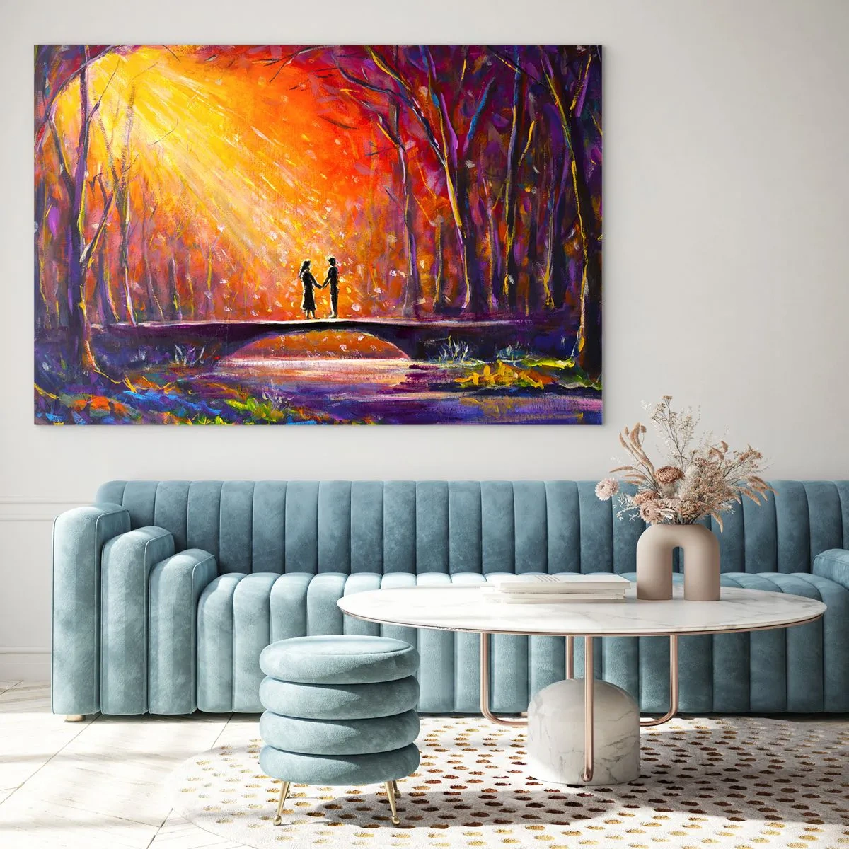 Obraz na skle - Pár na moste vo svetle zapadajúceho slnka, obklopený stromami. - 70x50cm - Nebo ich tiež miluje - Moderná nástenná dekorácia do obývacej izby a spálne ARTTOR
