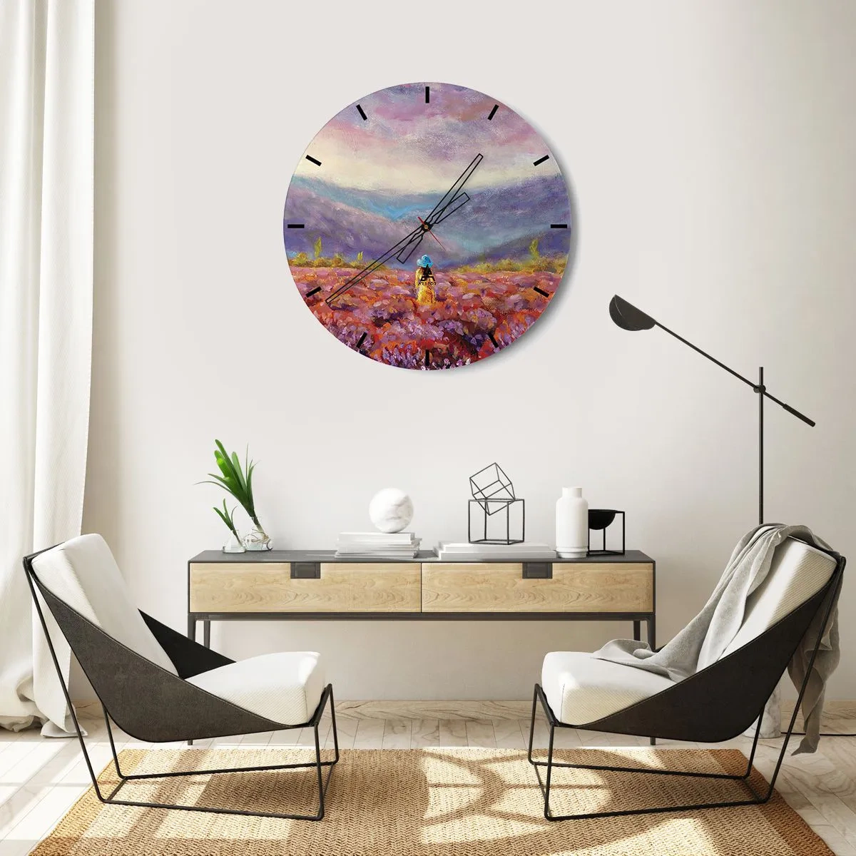 Nástenné hodiny - Žena s klobúkom na levanduľovom poli s výhľadom na hory - 30x30cm - V levanduľovom svete - Moderná nástenná dekorácia do obývacej izby, kuchyne a spálne ARTTOR