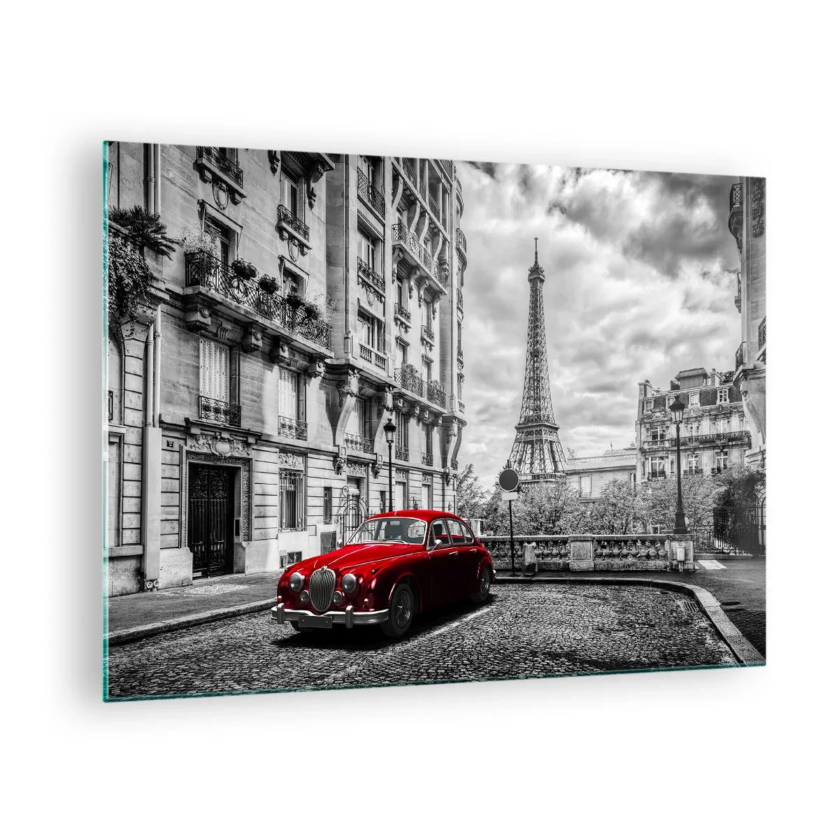Obraz na skle - Červené auto pred Eiffelovou vežou v čiernobielom Paríži - 70x50cm - Dravec v meste - Moderná nástenná dekorácia do obývacej izby a spálne ARTTOR